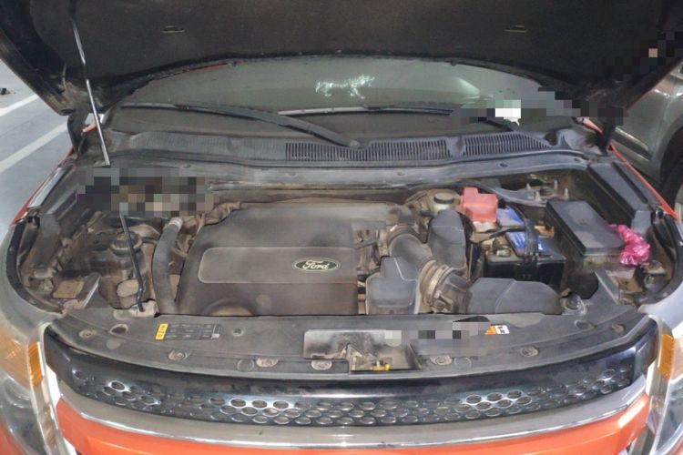 Used Ford Explorer 2013 3.5L Deluxe Model Engine Bay