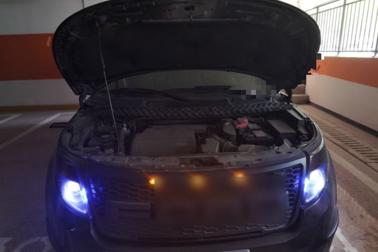 Used Ford Explorer 2013 3.5L Deluxe Model Engine Bay