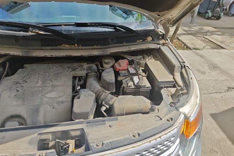 Used Ford Explorer 2013 3.5L Deluxe Model Engine Bay Left