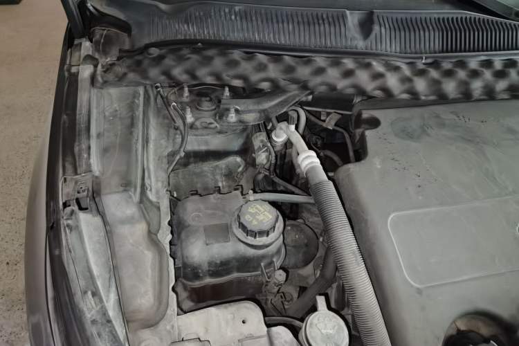 Used Ford Explorer 2013 3.5L Deluxe Model Engine Bay Right
