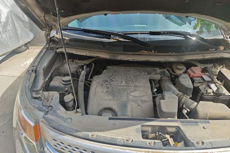 Used Ford Explorer 2013 3.5L Deluxe Model Engine Bay Right