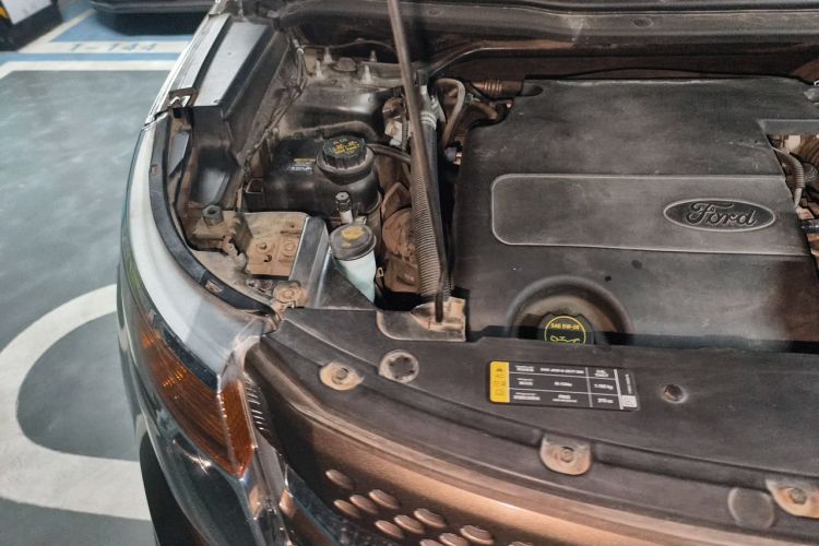 Used Ford Explorer 2013 3.5L Deluxe Model Engine Bay Right