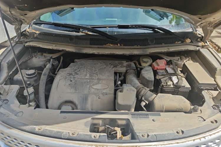Used Ford Explorer 2013 3.5L Deluxe Model Engine Bay