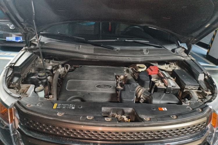 Used Ford Explorer 2013 3.5L Deluxe Model Engine Bay