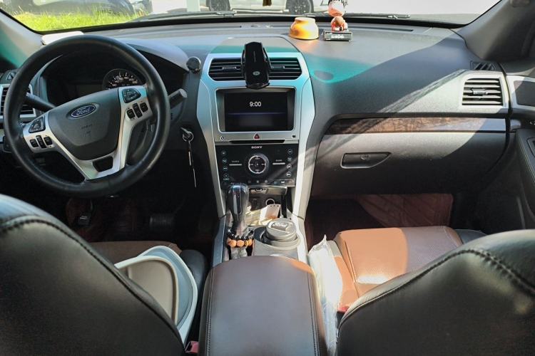 Used Ford Explorer 2013 3.5L Deluxe Model Center Console