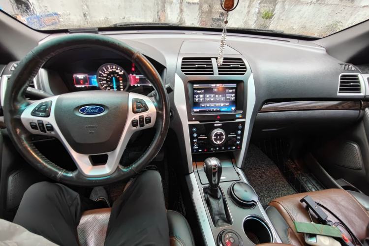 Used Ford Explorer 2013 3.5L Deluxe Model Center Console