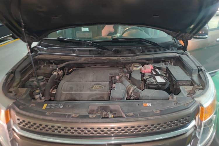 Used Ford Explorer 2013 3.5L Deluxe Model Engine Bay