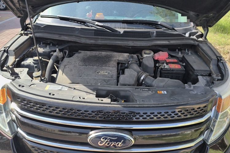 Used Ford Explorer 2013 3.5L Deluxe Model Engine Bay
