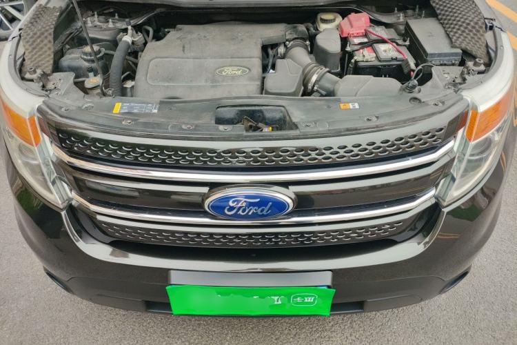 Used Ford Explorer 2013 3.5L Deluxe Model Engine Bay