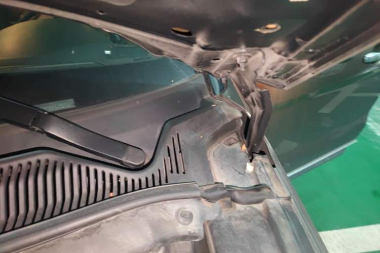 Used Ford Explorer 2013 3.5L Deluxe Model Engine Bay Left