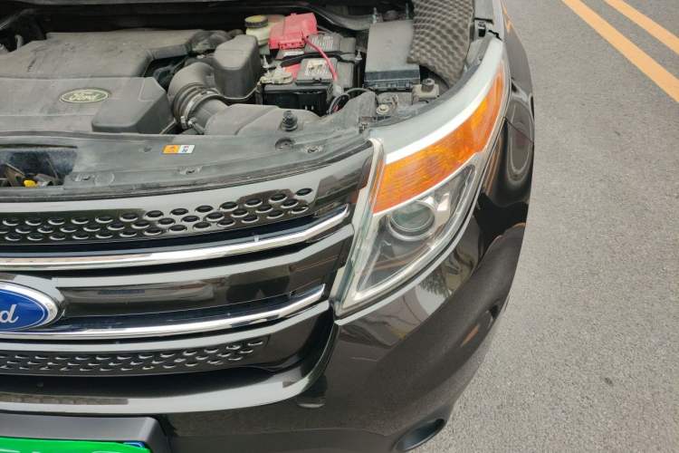 Used Ford Explorer 2013 3.5L Deluxe Model Engine Bay Left
