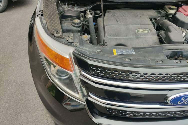 Used Ford Explorer 2013 3.5L Deluxe Model Engine Bay Right