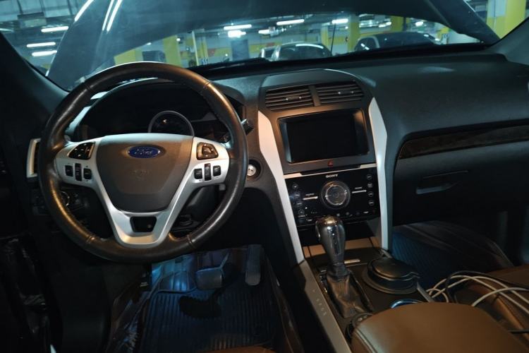 Used Ford Explorer 2013 3.5L Deluxe Model Center Console
