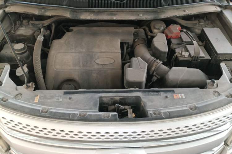 Used Ford Explorer 2013 3.5L Deluxe Model Engine Bay