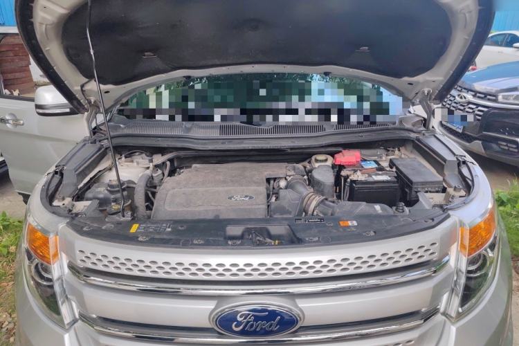Used Ford Explorer 2013 3.5L Deluxe Model Engine Bay