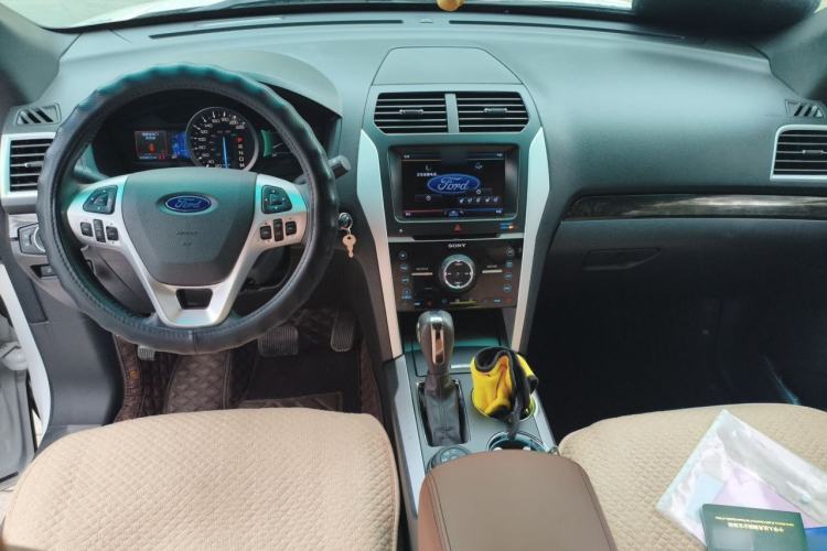 Used Ford Explorer 2013 3.5L Deluxe Model Center Console
