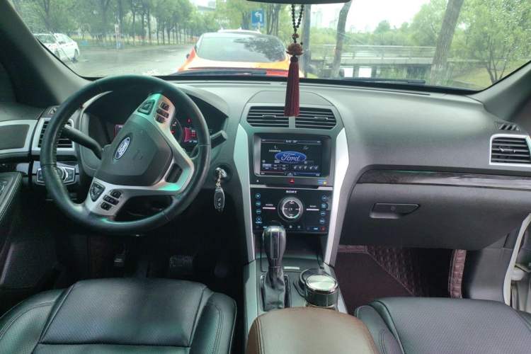Used Ford Explorer 2013 3.5L Deluxe Model Center Console