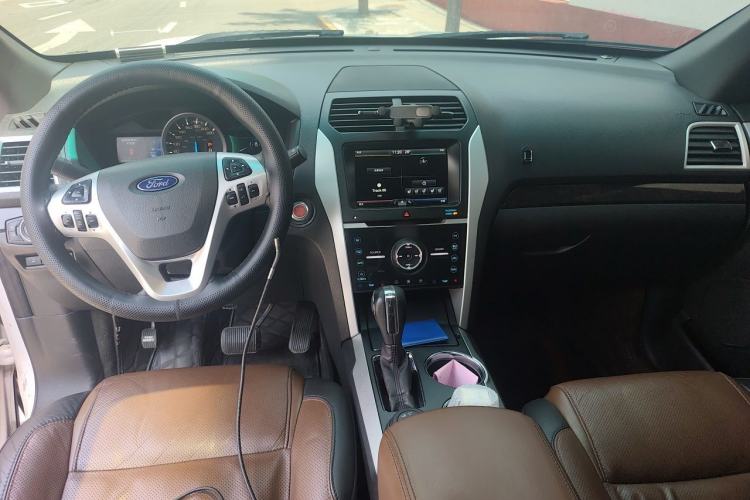 Used Ford Explorer 2013 3.5L Deluxe Model Center Console