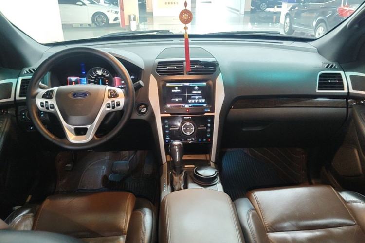 Used Ford Explorer 2013 3.5L Deluxe Model Center Console