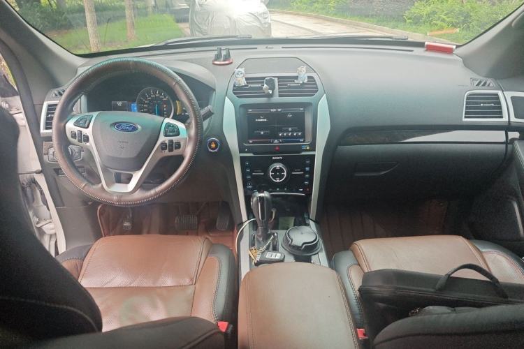 Used Ford Explorer 2013 3.5L Deluxe Model Center Console