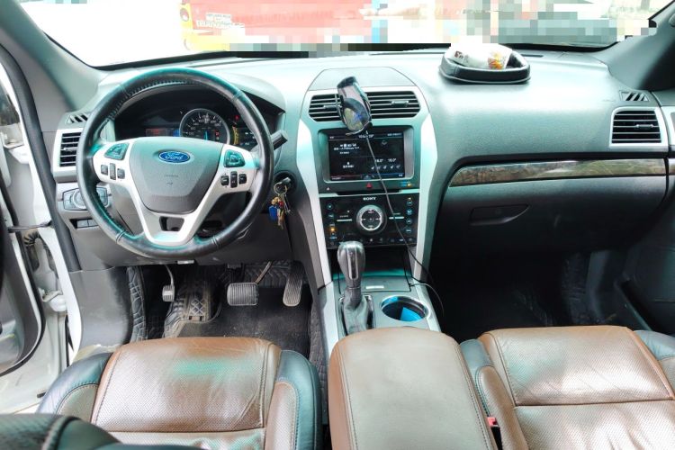 Used Ford Explorer 2013 3.5L Deluxe Model Center Console