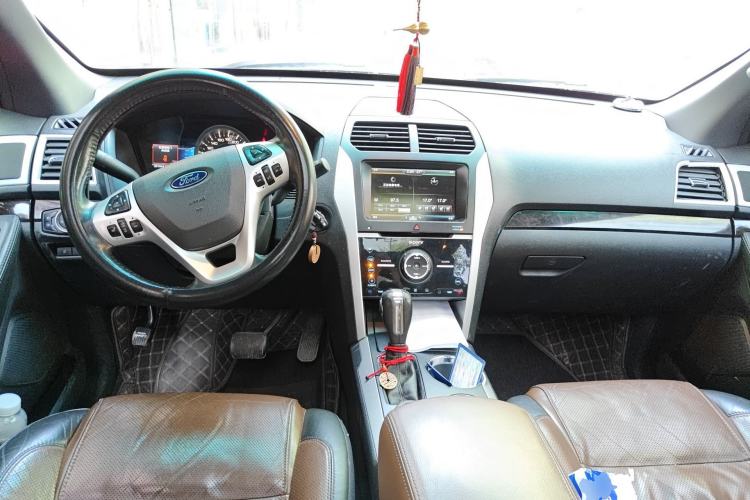 Used Ford Explorer 2013 3.5L Deluxe Model Center Console