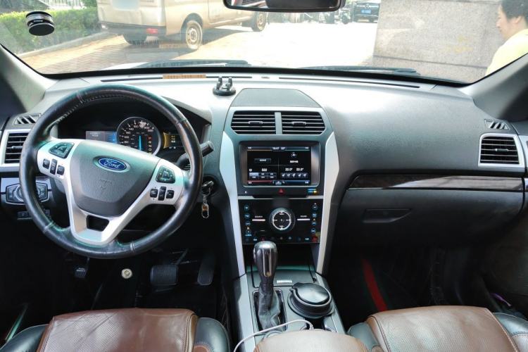 Used Ford Explorer 2013 3.5L Deluxe Model Center Console