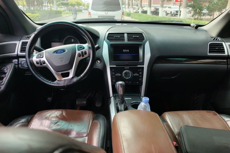 Used Ford Explorer 2013 3.5L Deluxe Model Center Console