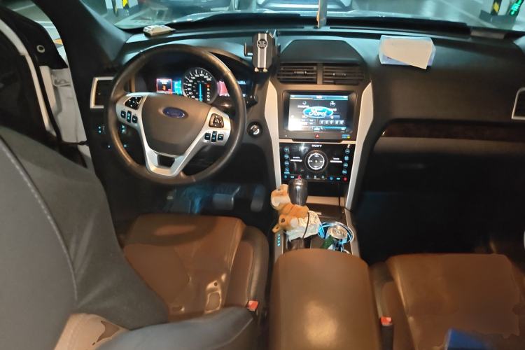 Used Ford Explorer 2013 3.5L Deluxe Model Center Console