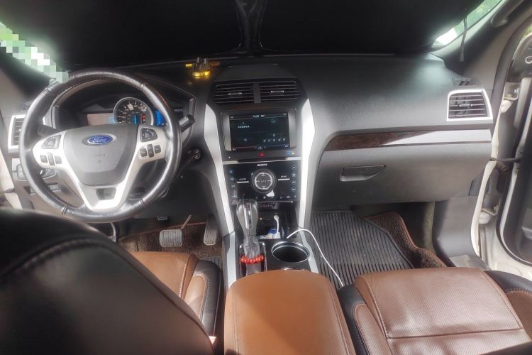 Used Ford Explorer 2013 3.5L Deluxe Model Center Console