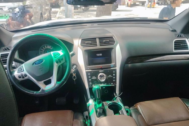 Used Ford Explorer 2013 3.5L Deluxe Model Center Console