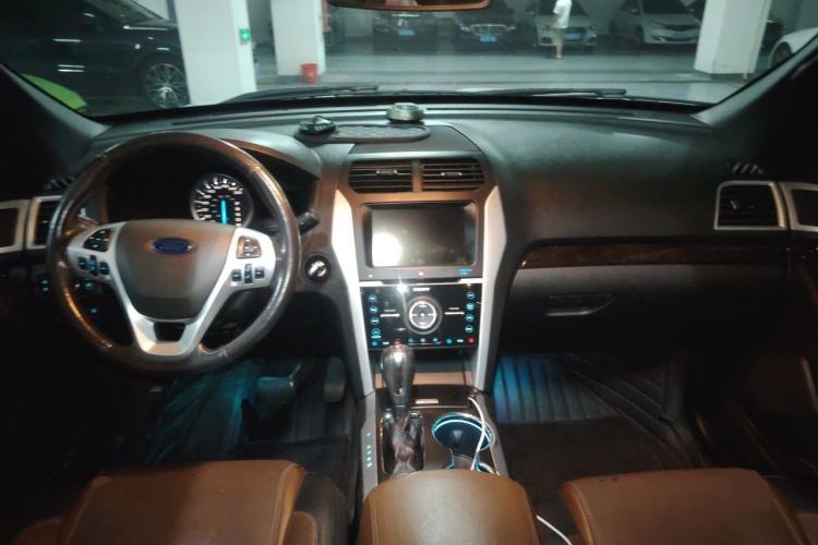 Used Ford Explorer 2013 3.5L Deluxe Model Center Console