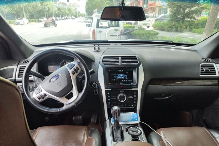 Used Ford Explorer 2013 3.5L Deluxe Model Center Console