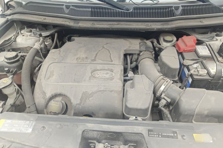 Used Ford Explorer 2013 3.5L Deluxe Model Engine Bay