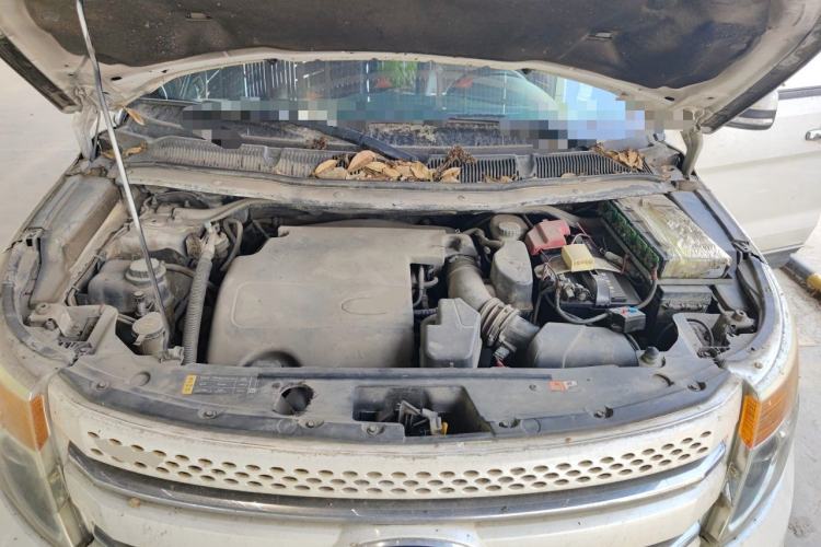 Used Ford Explorer 2013 3.5L Deluxe Model Engine Bay