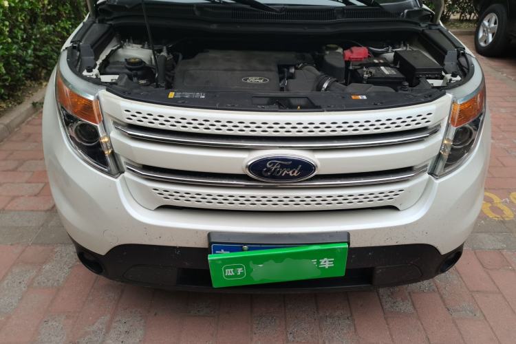 Used Ford Explorer 2013 3.5L Deluxe Model Engine Bay