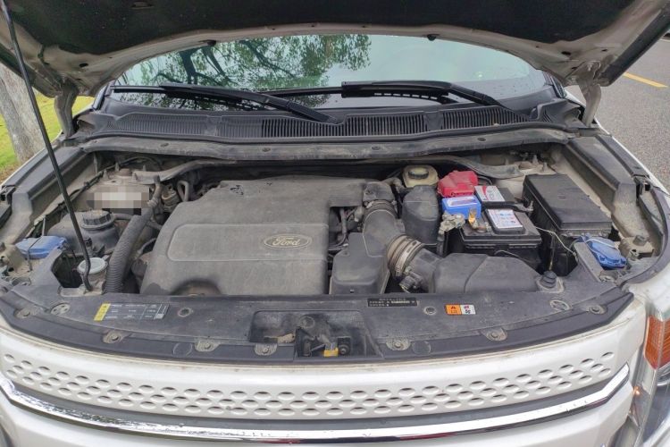 Used Ford Explorer 2013 3.5L Deluxe Model Engine Bay