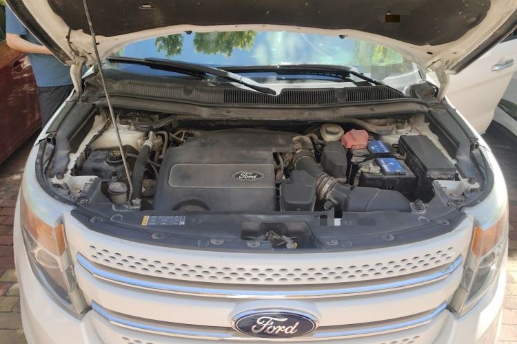 Used Ford Explorer 2013 3.5L Deluxe Model Engine Bay