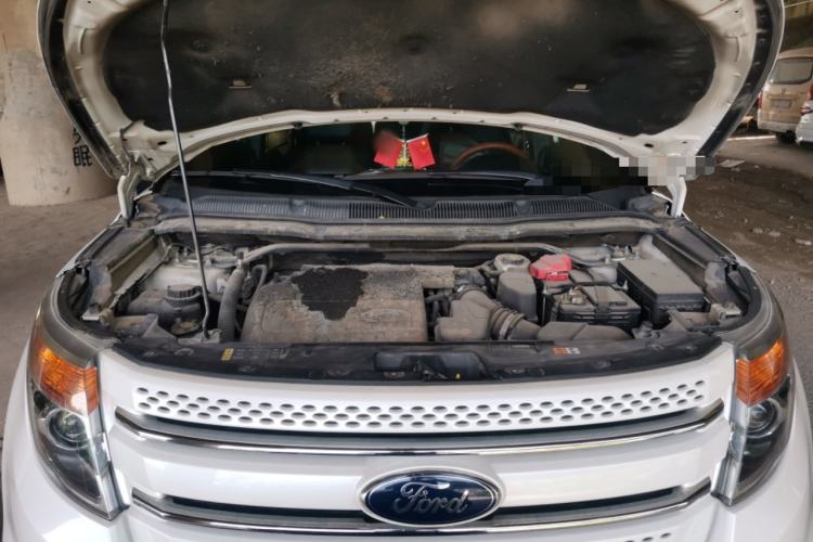 Used Ford Explorer 2013 3.5L Deluxe Model Engine Bay