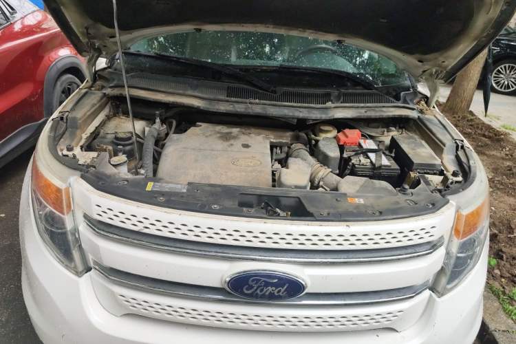 Used Ford Explorer 2013 3.5L Deluxe Model Engine Bay