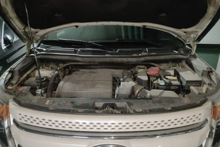 Used Ford Explorer 2013 3.5L Deluxe Model Engine Bay