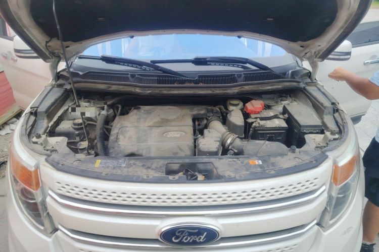 Used Ford Explorer 2013 3.5L Deluxe Model Engine Bay