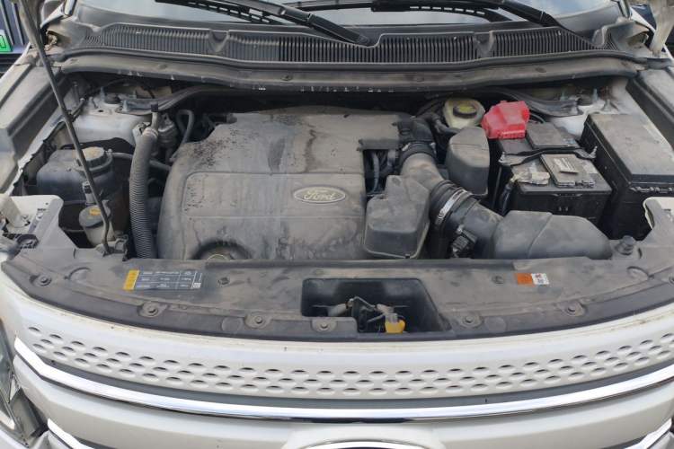 Used Ford Explorer 2013 3.5L Deluxe Model Engine Bay