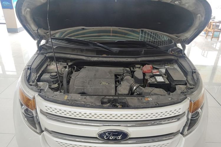 Used Ford Explorer 2013 3.5L Deluxe Model Engine Bay