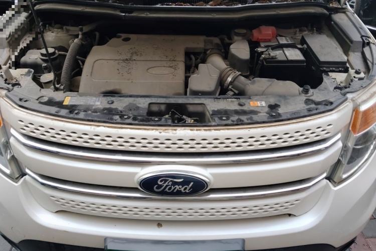 Used Ford Explorer 2013 3.5L Deluxe Model Engine Bay