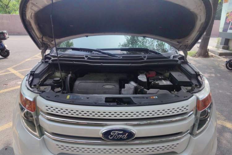 Used Ford Explorer 2013 3.5L Deluxe Model Engine Bay