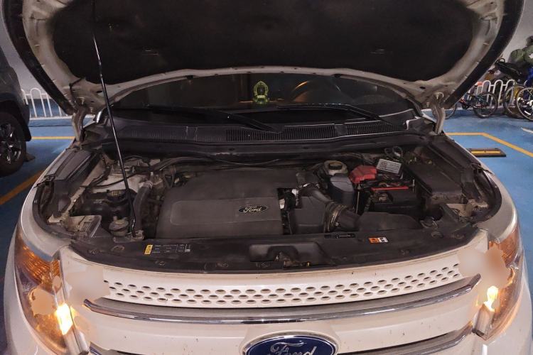 Used Ford Explorer 2013 3.5L Deluxe Model Engine Bay