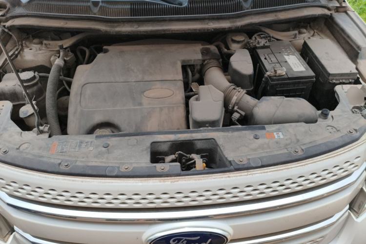 Used Ford Explorer 2013 3.5L Deluxe Model Engine Bay
