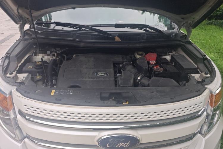 Used Ford Explorer 2013 3.5L Deluxe Model Engine Bay