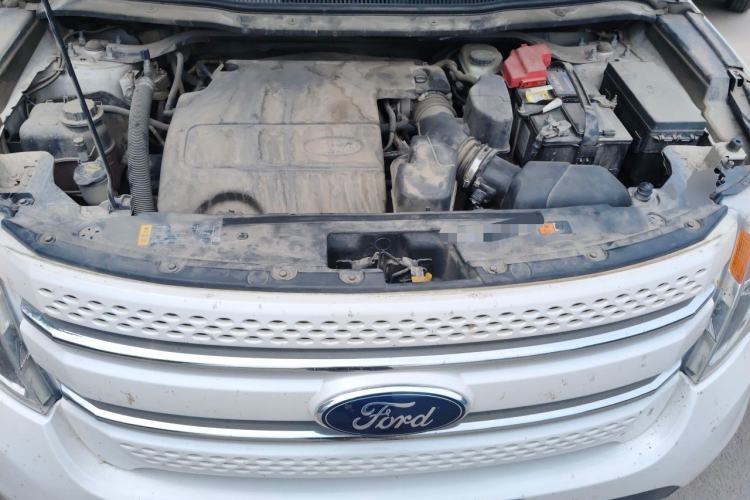 Used Ford Explorer 2013 3.5L Deluxe Model Engine Bay